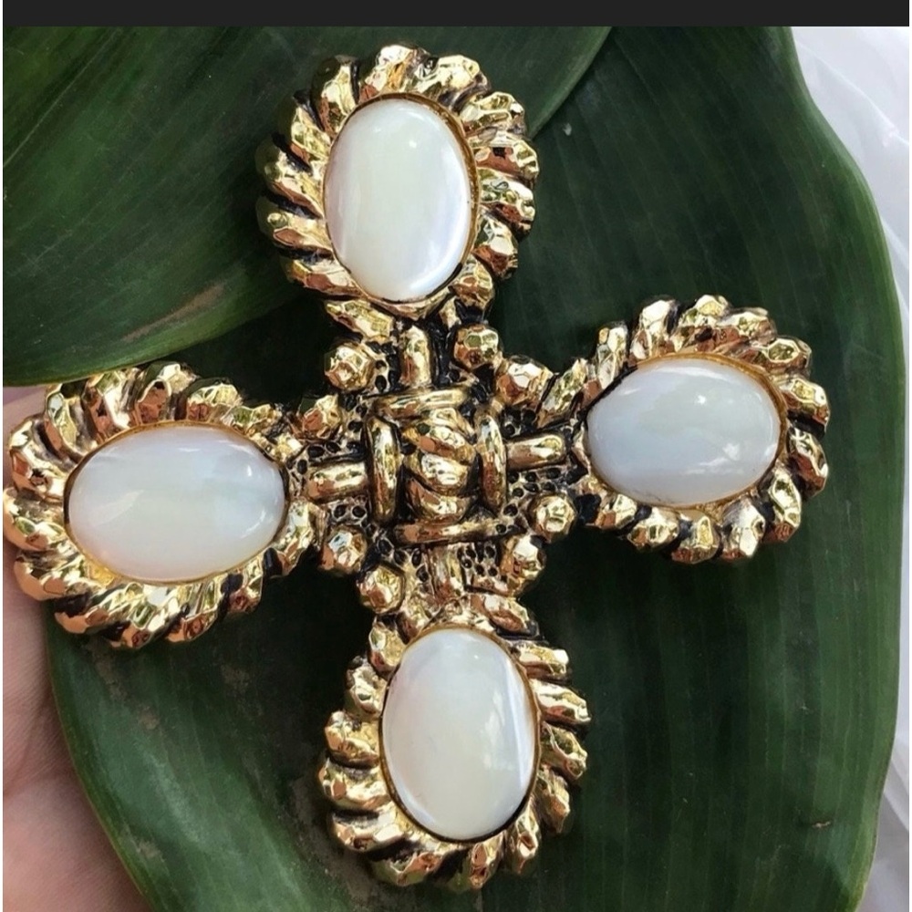 Vintage statement St.John gold tone mother of pearl Maltese cross pendant brooch